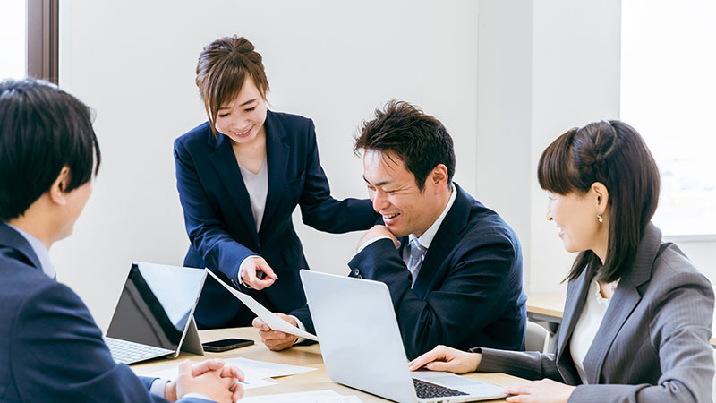 社員と学生が面談する様子