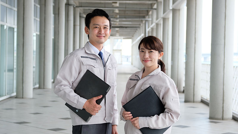 工場で働く若者の様子